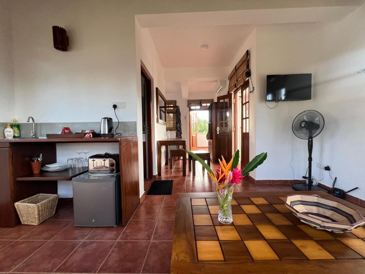 Beach Club Apartments Induruwa Exterior foto