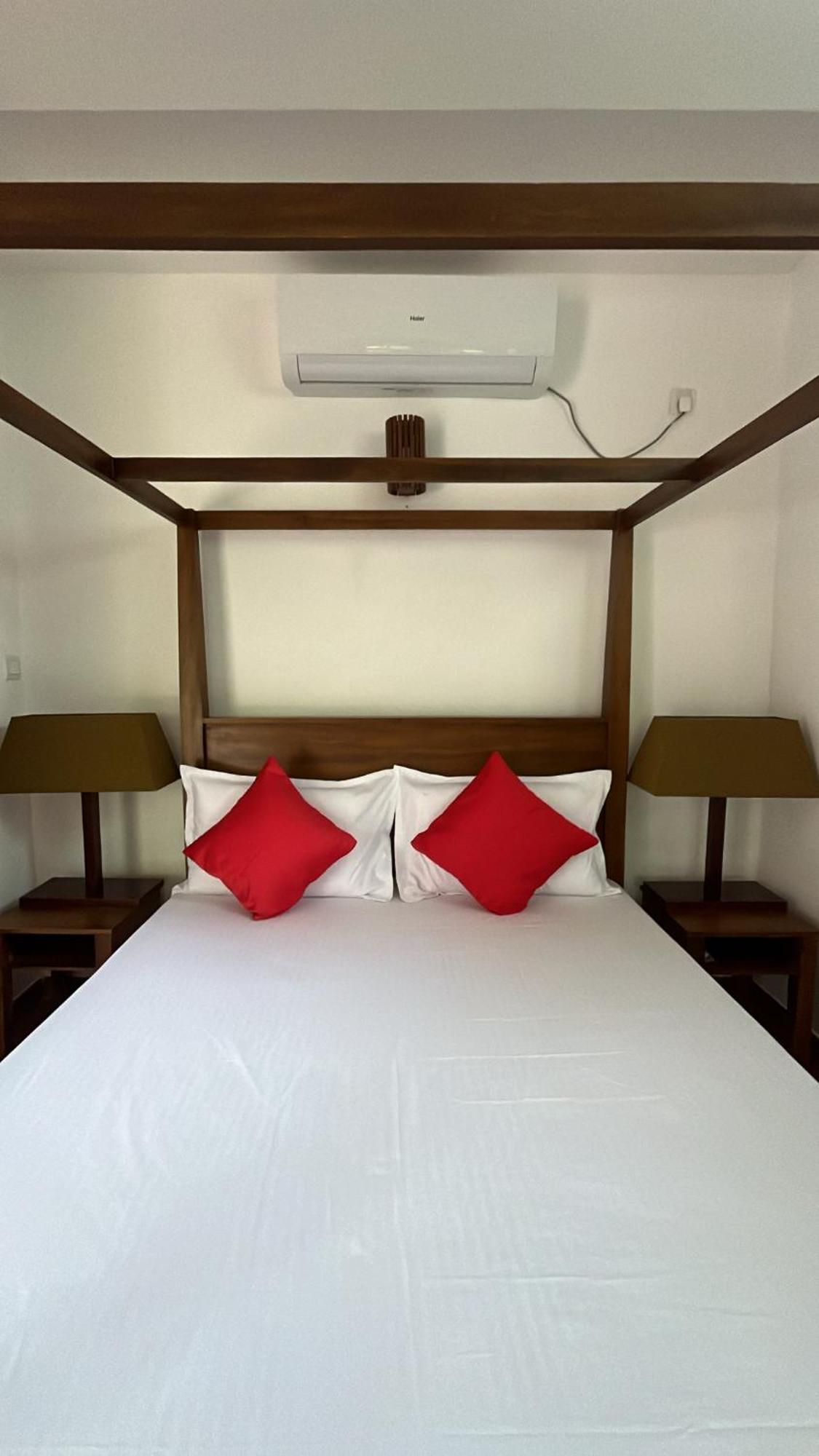 Beach Club Apartments Induruwa Exterior foto